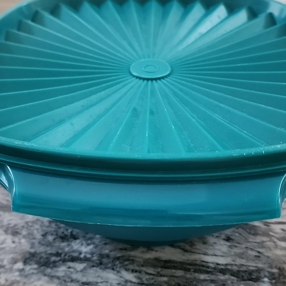 Tupperware Servalier Bowl W/ Sunburst Lid